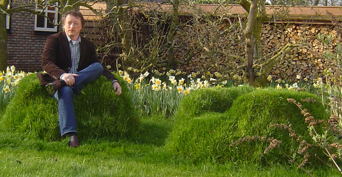 Patrick Bakker zittend op grasstoel